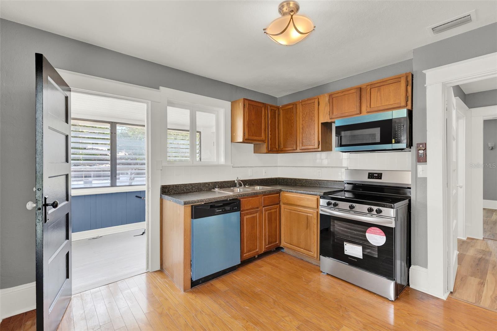 Image 5 of 18 For 611 Grove Street 2