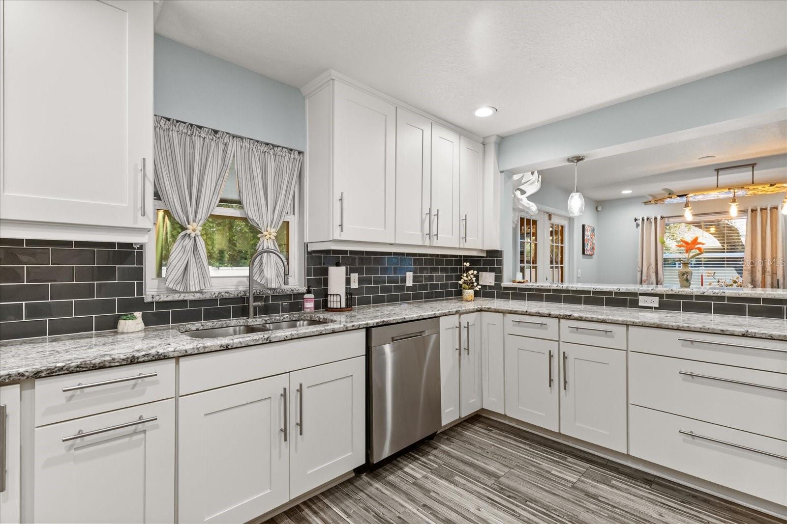 Image 14 of 40 For 6963 Manhattan Avenue