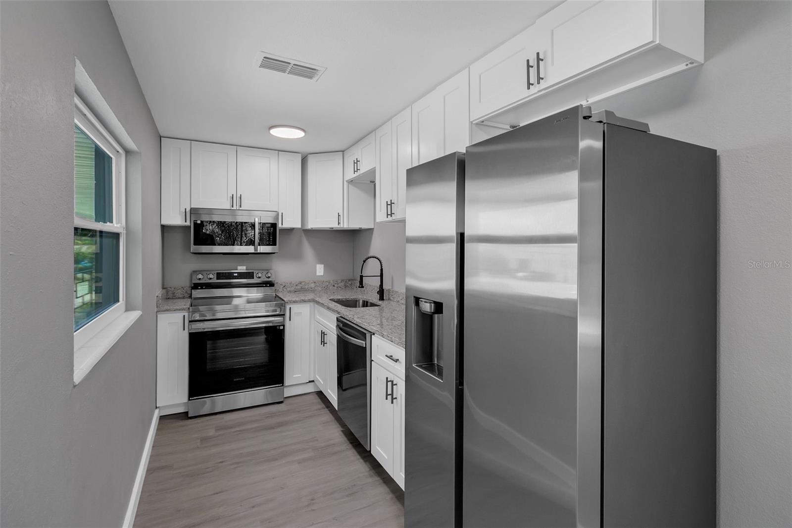 Image 6 of 22 For 315 Bayview Street B