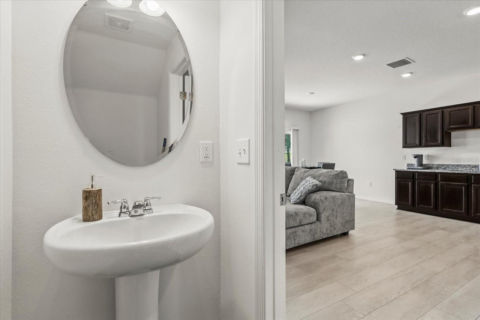 Image 11 of 17 For 827 Grandin Street