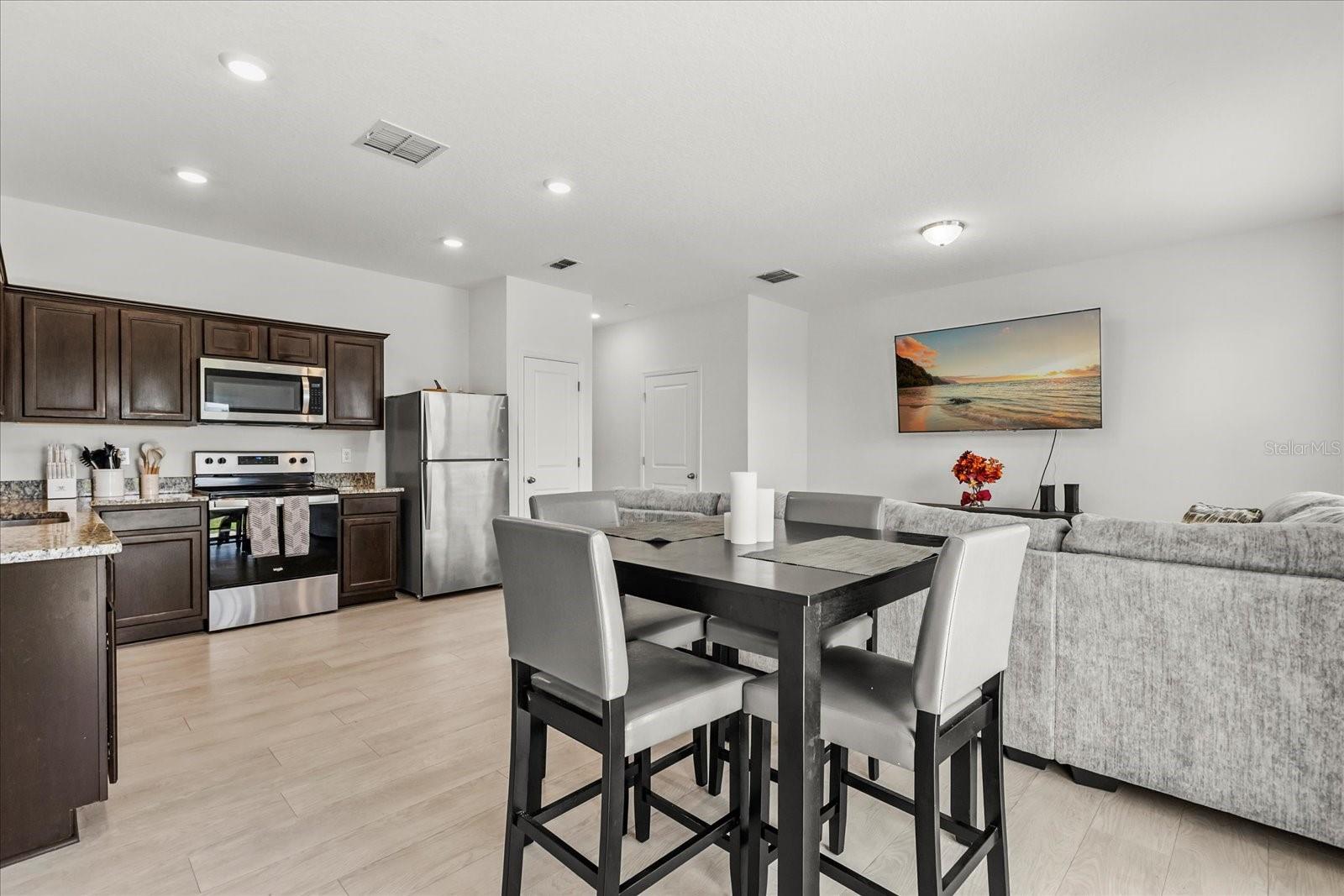 Image 6 of 17 For 827 Grandin Street