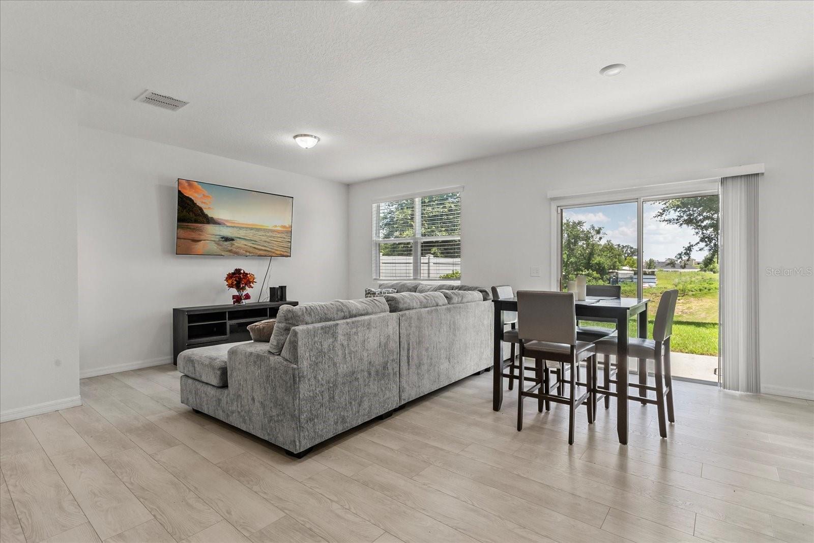 Image 7 of 17 For 827 Grandin Street