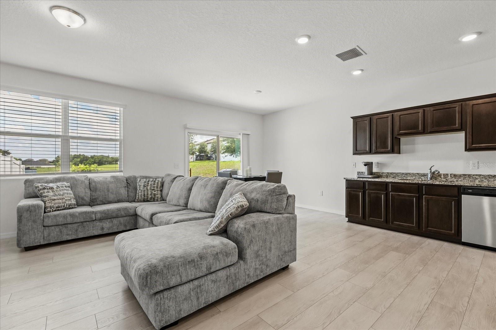 Image 8 of 17 For 827 Grandin Street