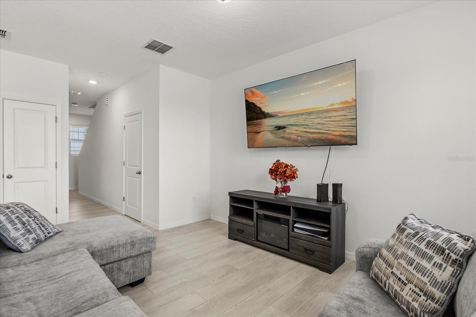 Image 9 of 17 For 827 Grandin Street
