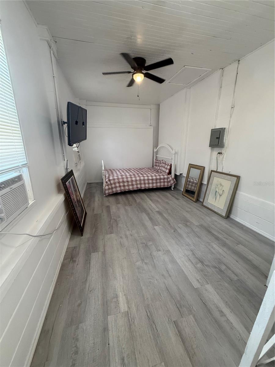 Image 18 of 23 For 419 Frankfort Avenue