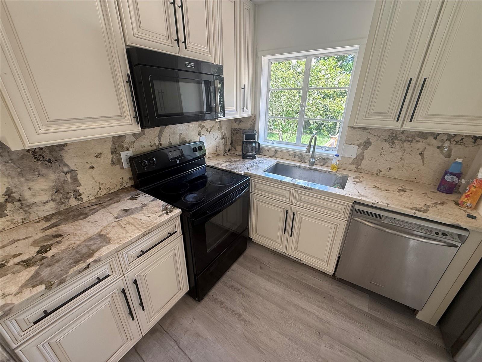 Image 7 of 23 For 419 Frankfort Avenue