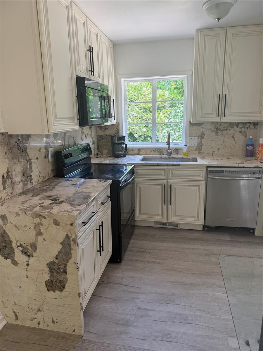 Image 8 of 23 For 419 Frankfort Avenue