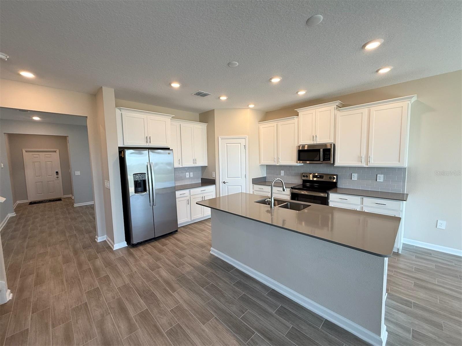Image 3 of 33 For 7113 Dilly Lake Avenue