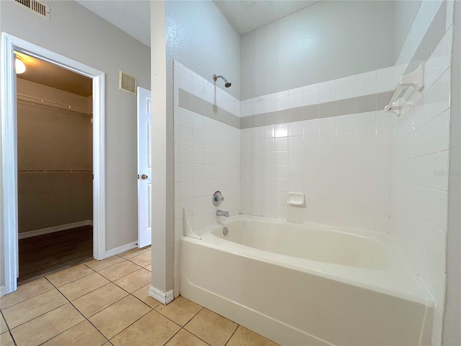 Image 18 of 31 For 3700 Castle Pines Lane 4024