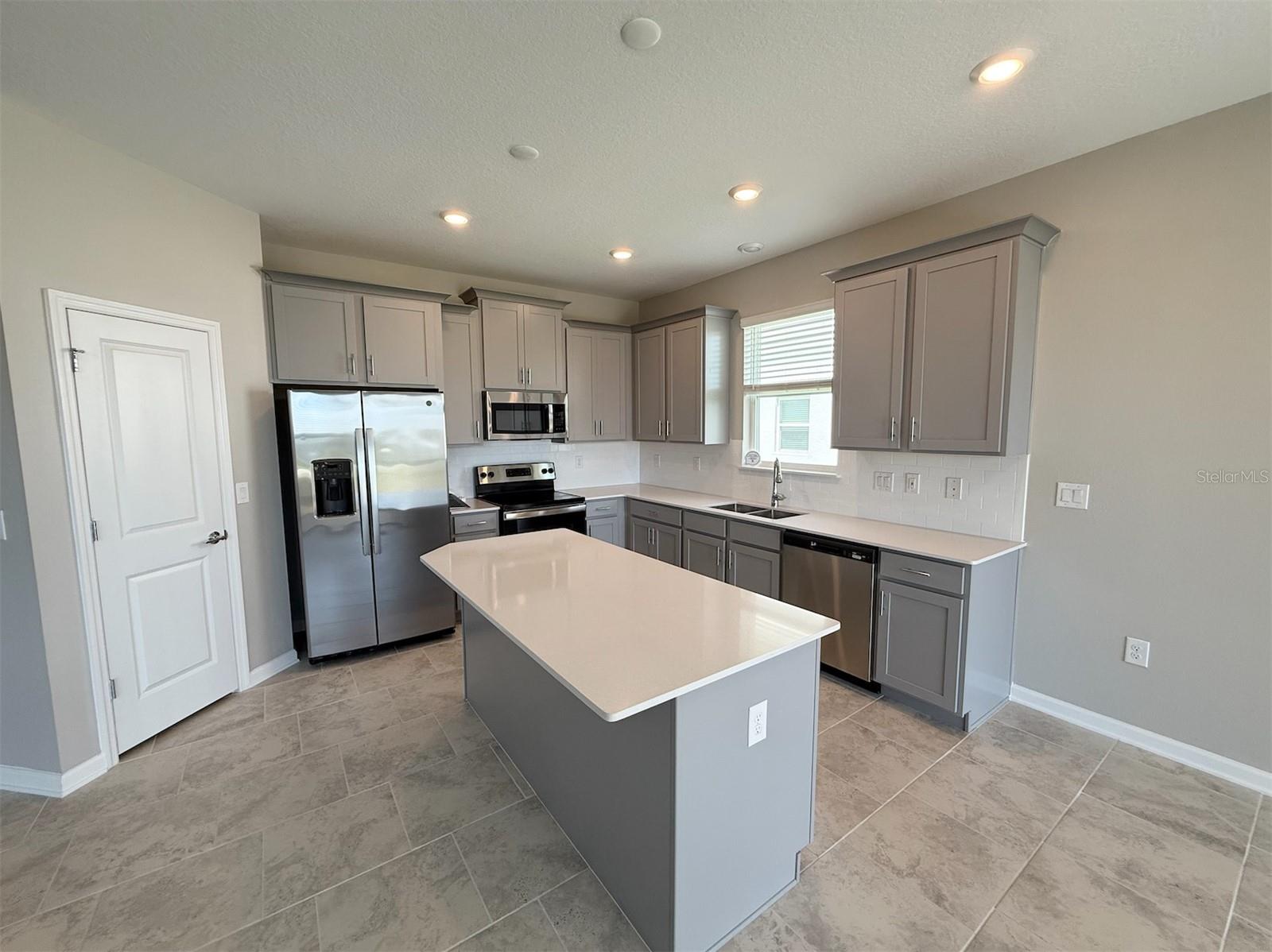 Image 3 of 26 For 7109 Dilly Lake Avenue