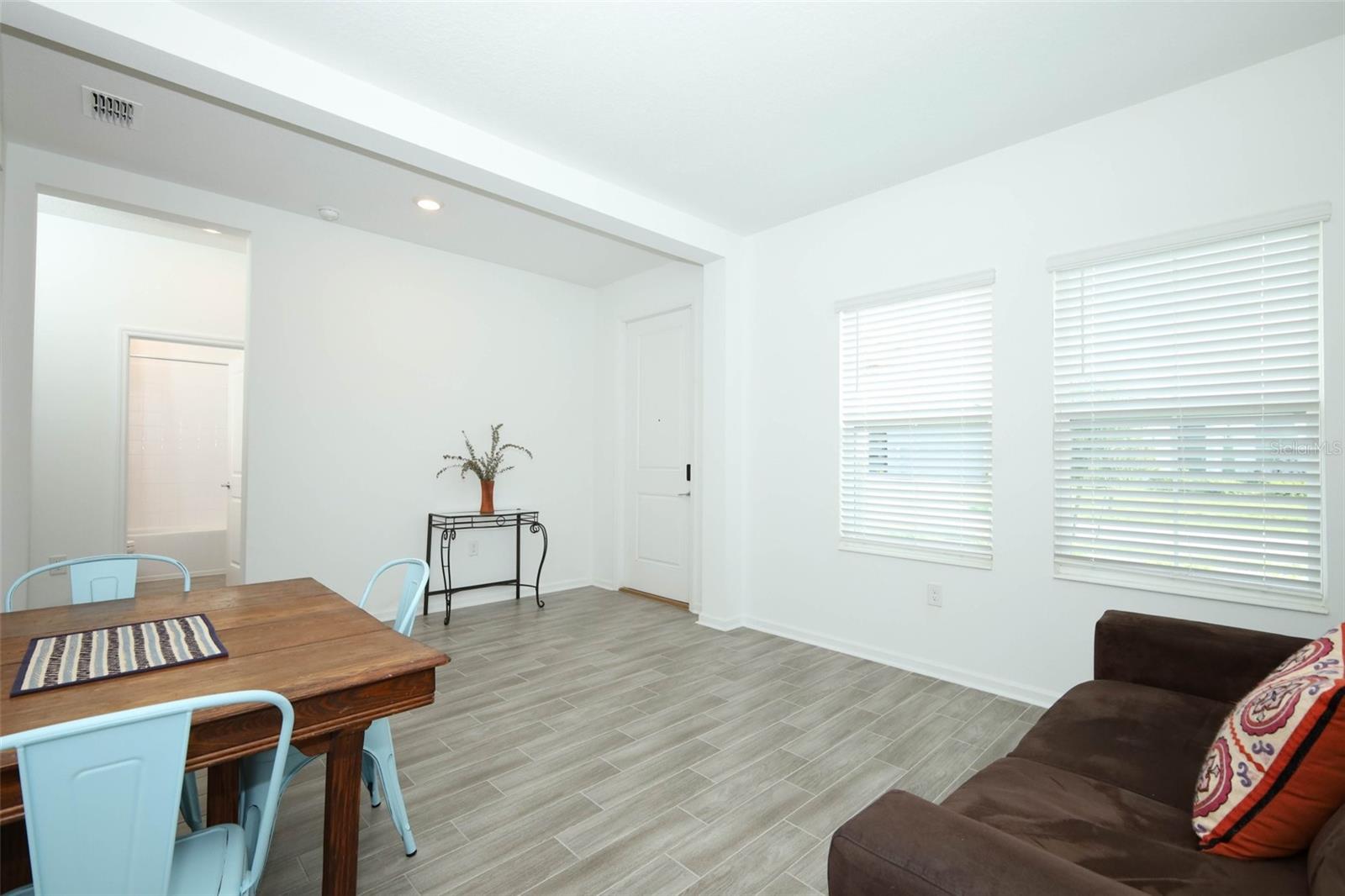 Image 8 of 73 For 6326 Lakepine Street