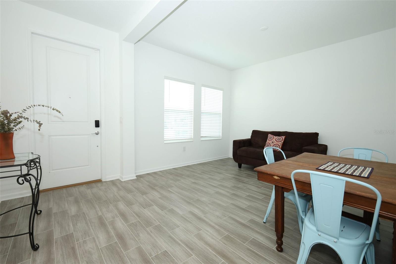 Image 9 of 73 For 6326 Lakepine Street