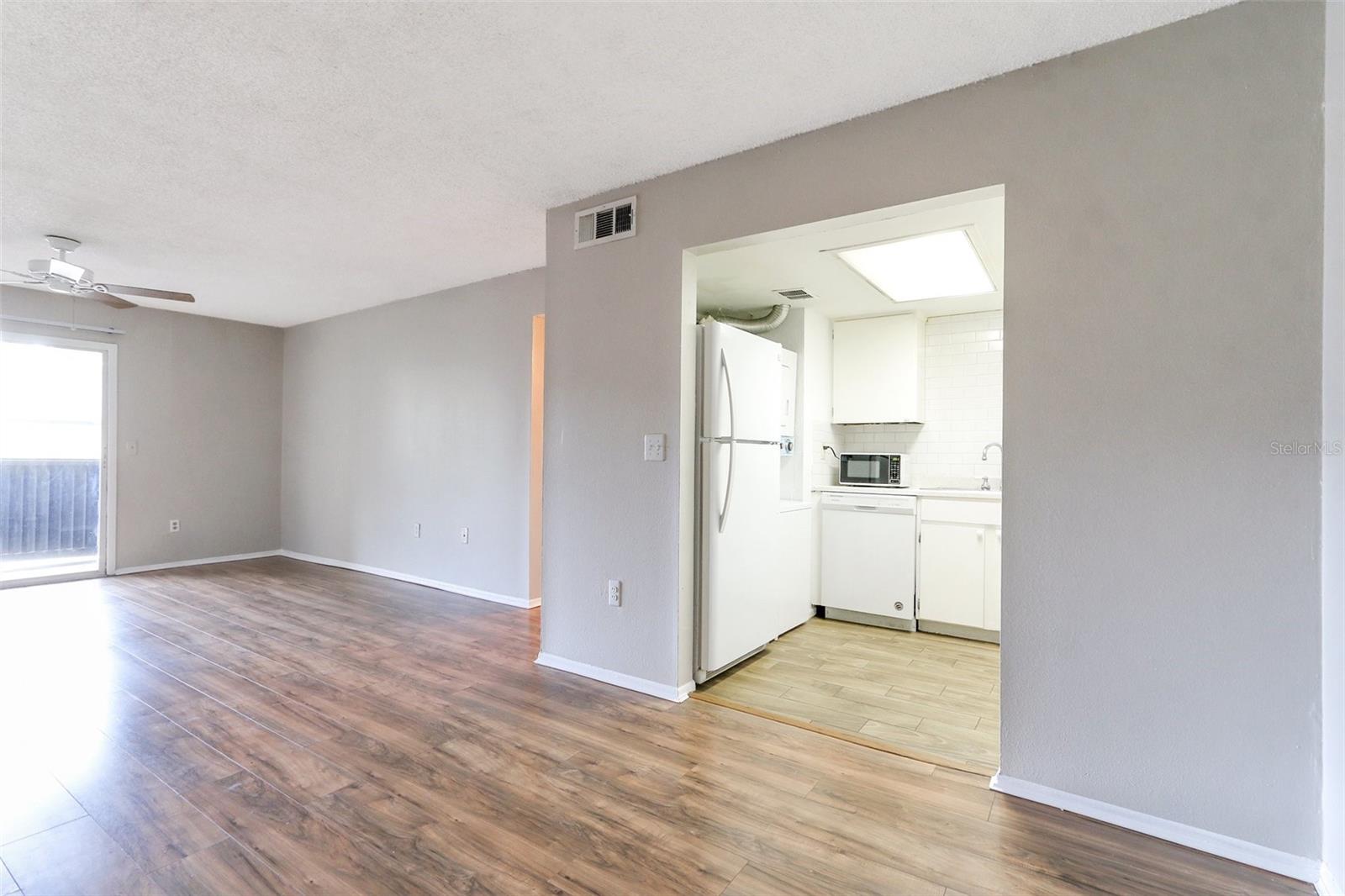 Image 11 of 20 For 922 Lake Destiny Road E