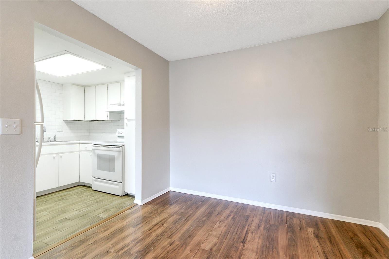 Image 12 of 20 For 922 Lake Destiny Road E