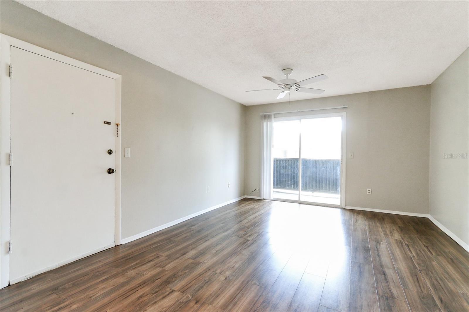 Image 14 of 20 For 922 Lake Destiny Road E