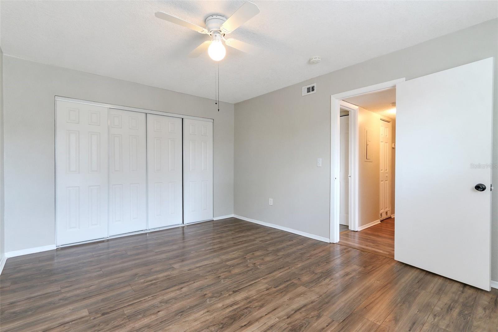 Image 16 of 20 For 922 Lake Destiny Road E