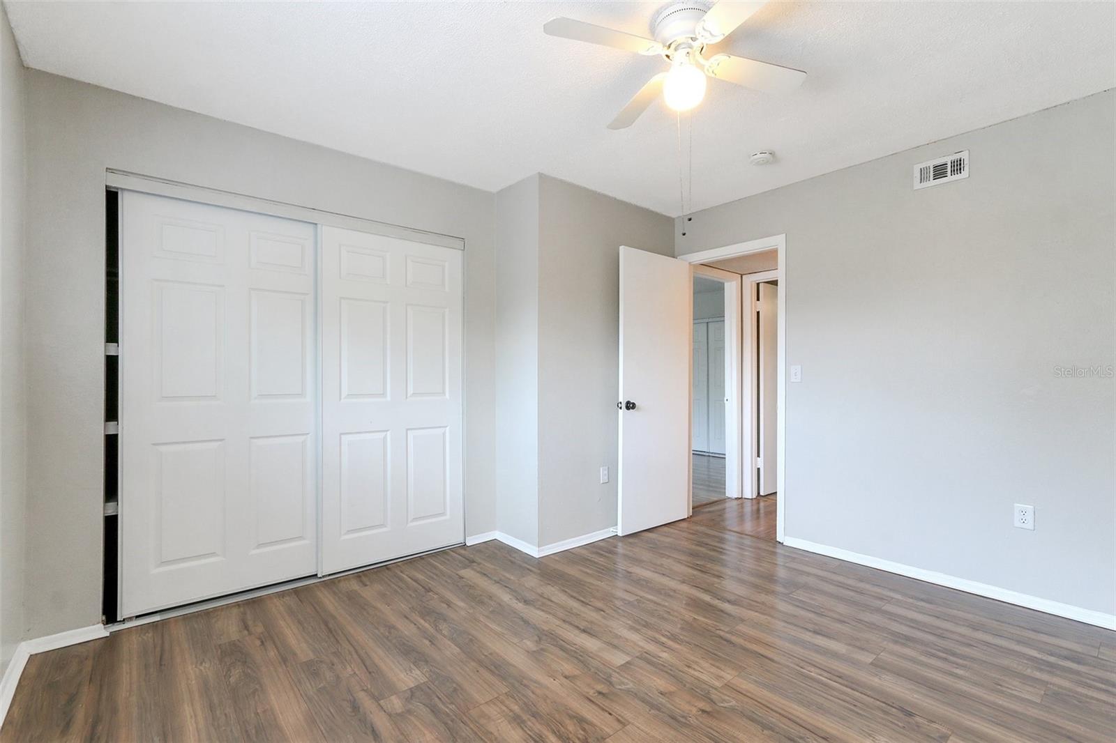 Image 18 of 20 For 922 Lake Destiny Road E