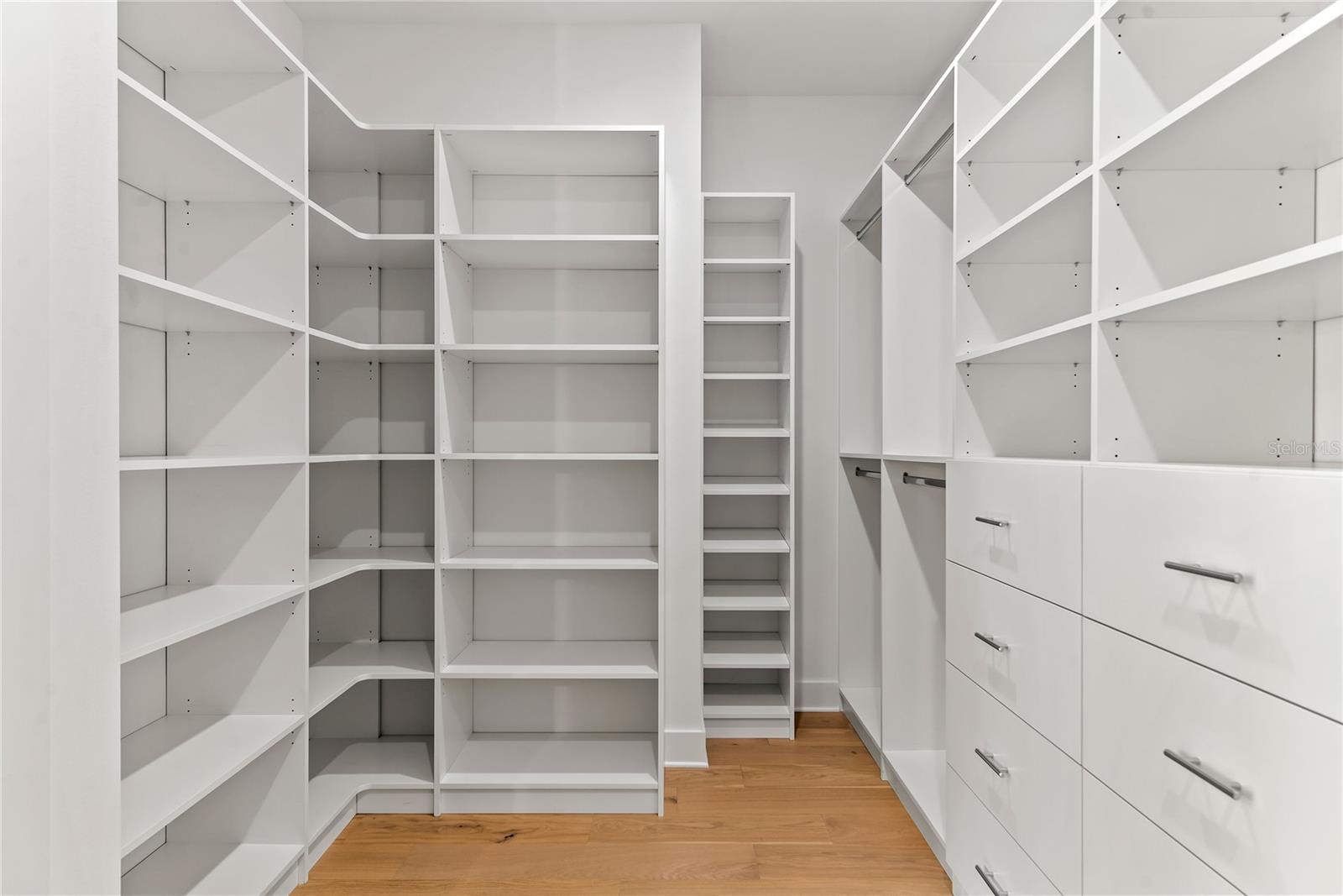 Image 32 of 42 For 910 Golfview Street