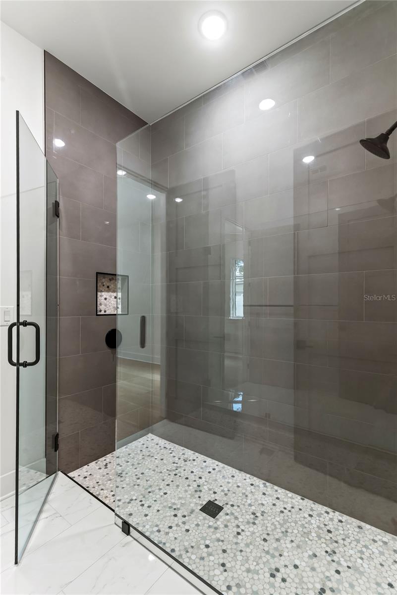 Image 38 of 42 For 910 Golfview Street