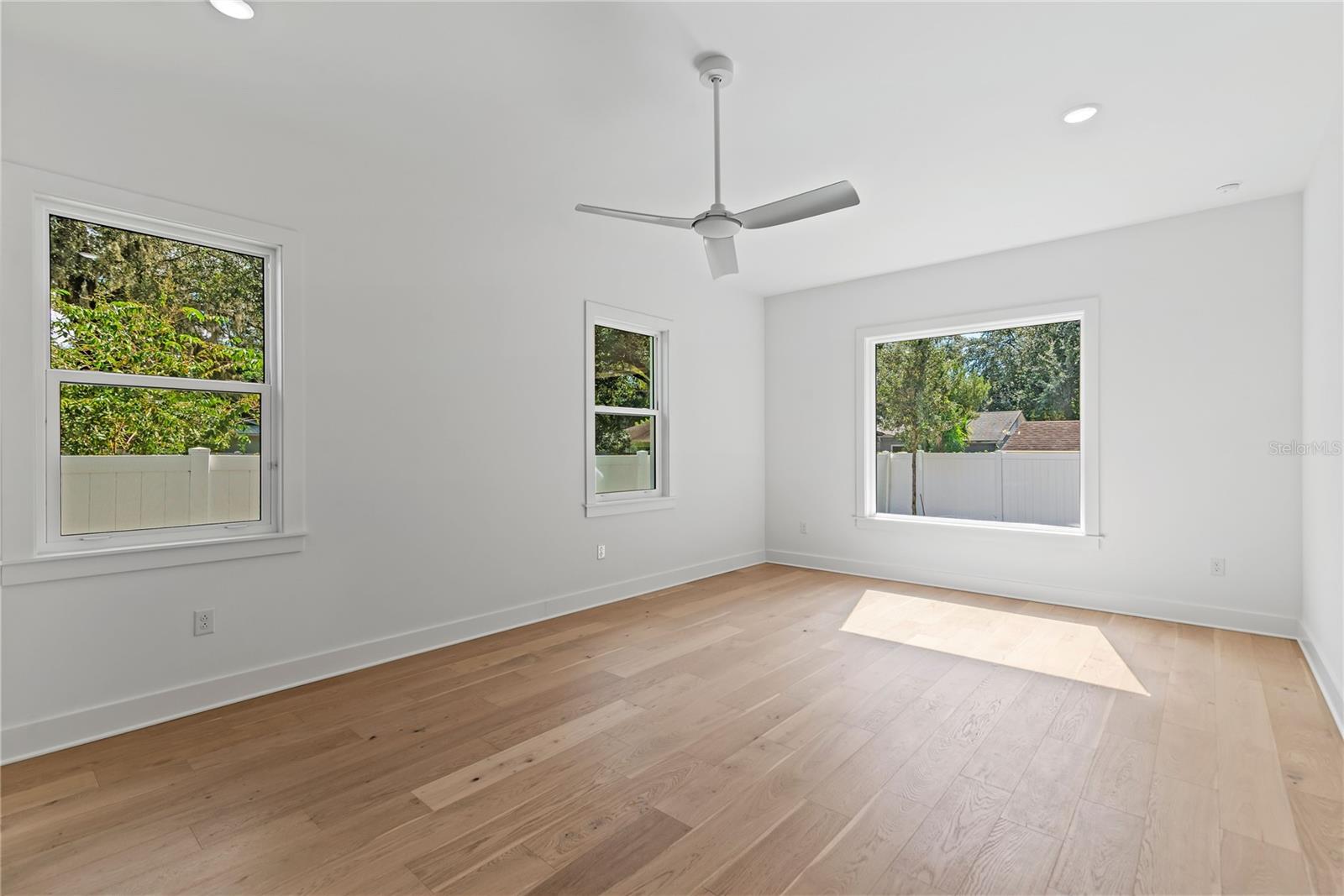 Image 40 of 42 For 910 Golfview Street