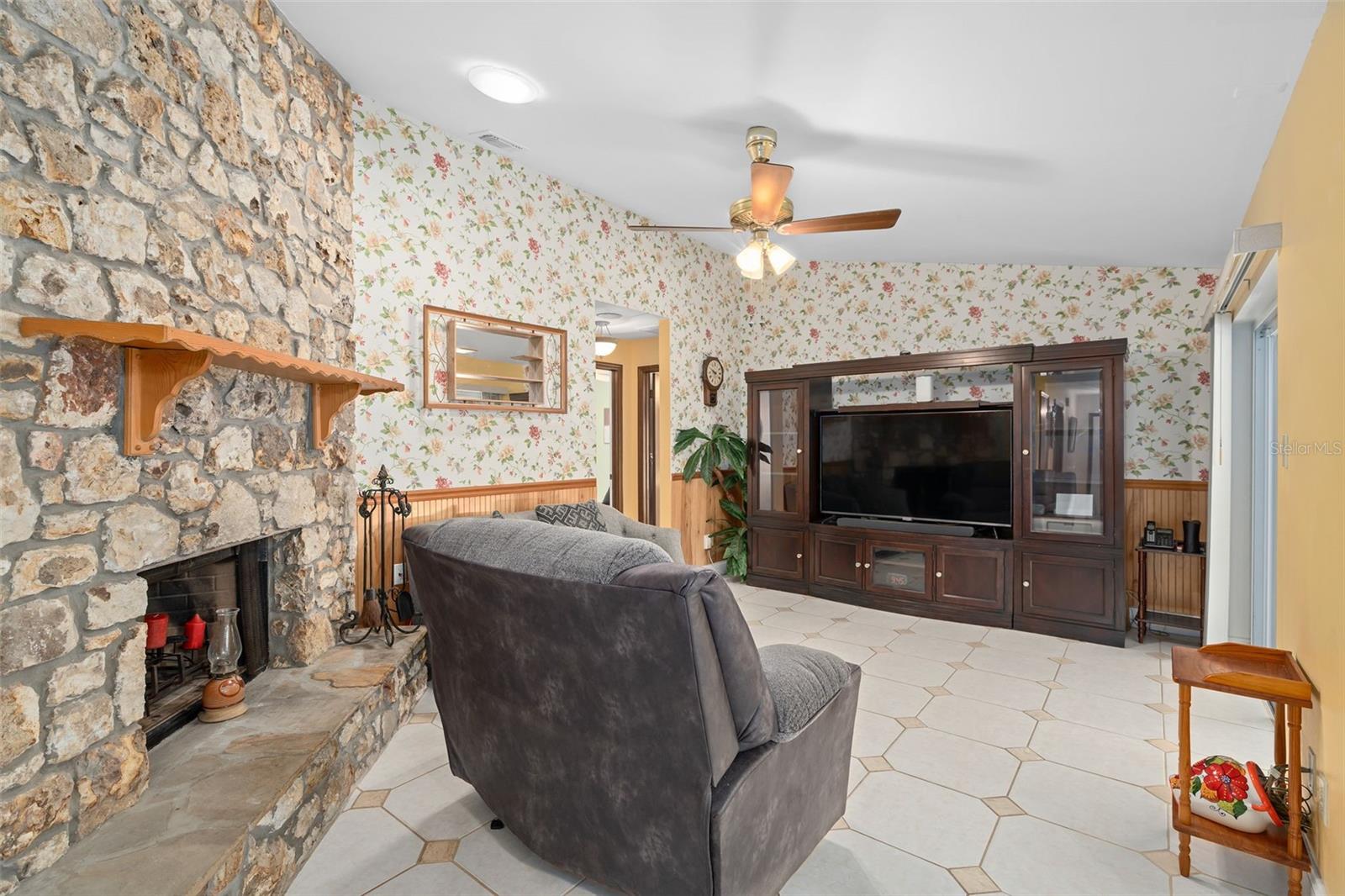 Image 17 of 71 For 9017 Littleton Court