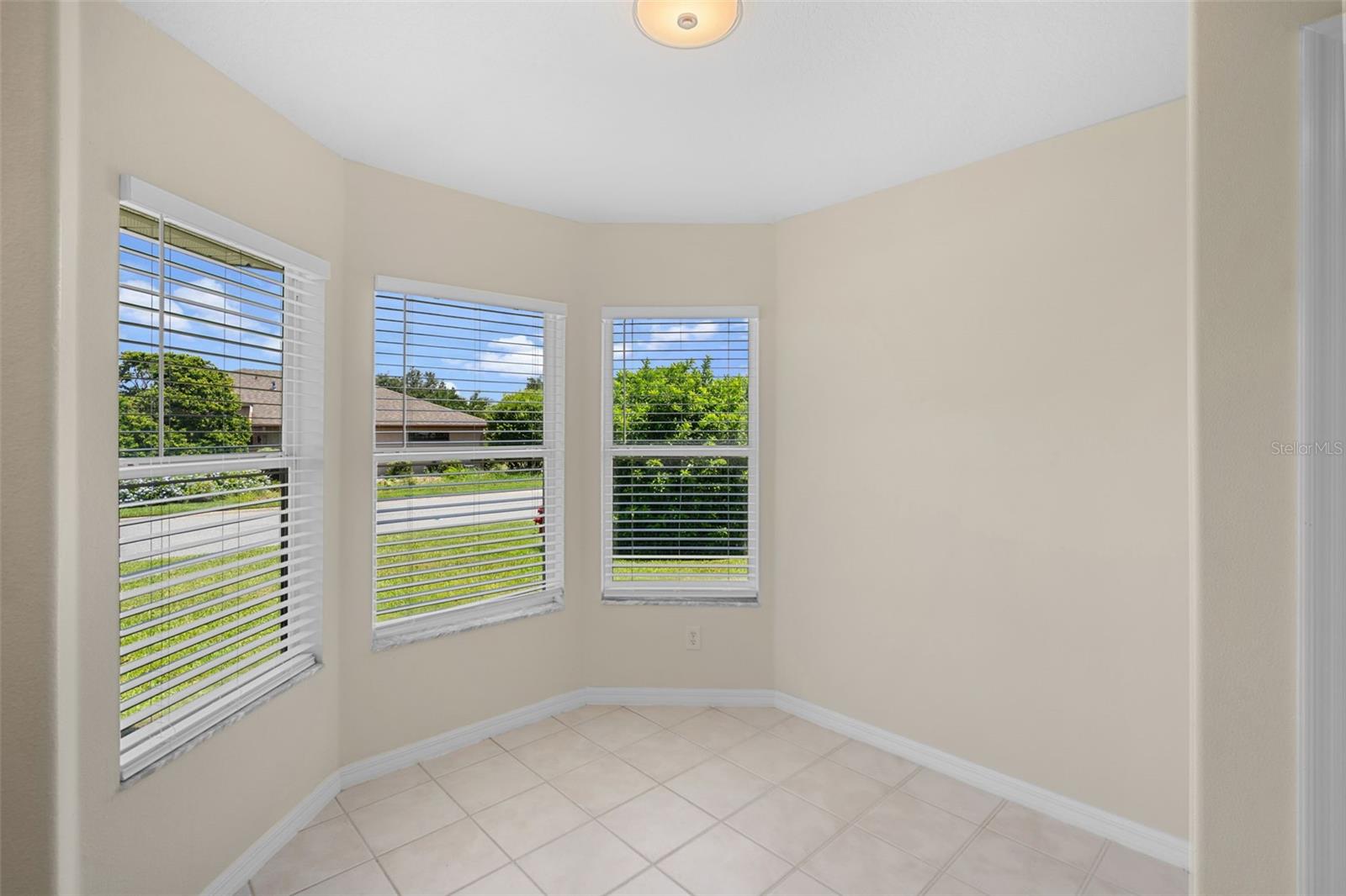 Image 22 of 62 For 5622 King James Avenue