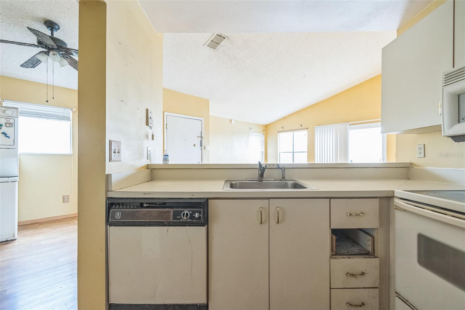 Image 10 of 20 For 2536 Woodgate Boulevard 201
