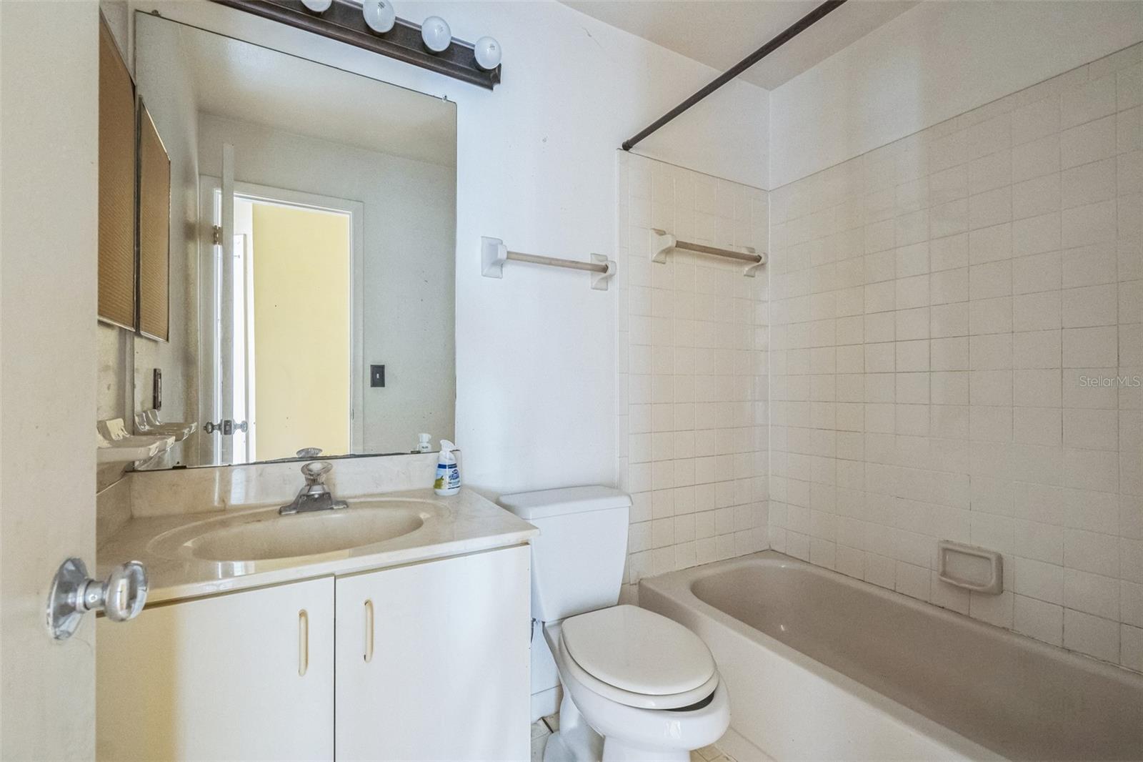 Image 19 of 20 For 2536 Woodgate Boulevard 201
