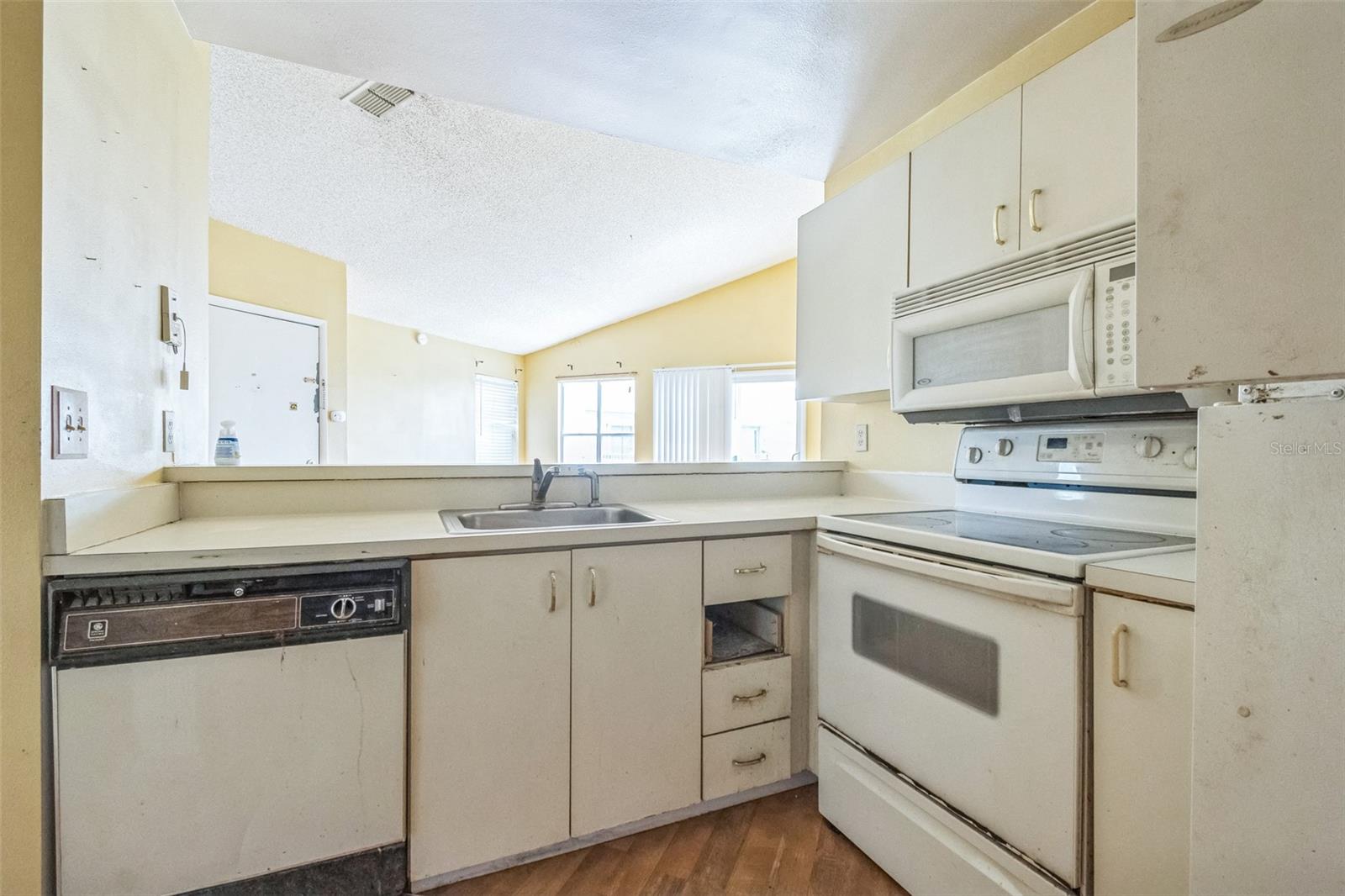 Image 9 of 20 For 2536 Woodgate Boulevard 201