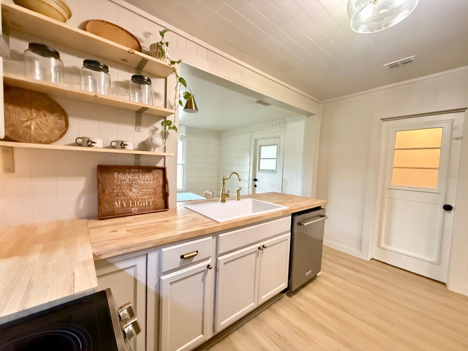 Image 9 of 32 For 918 7th Avenue Sw