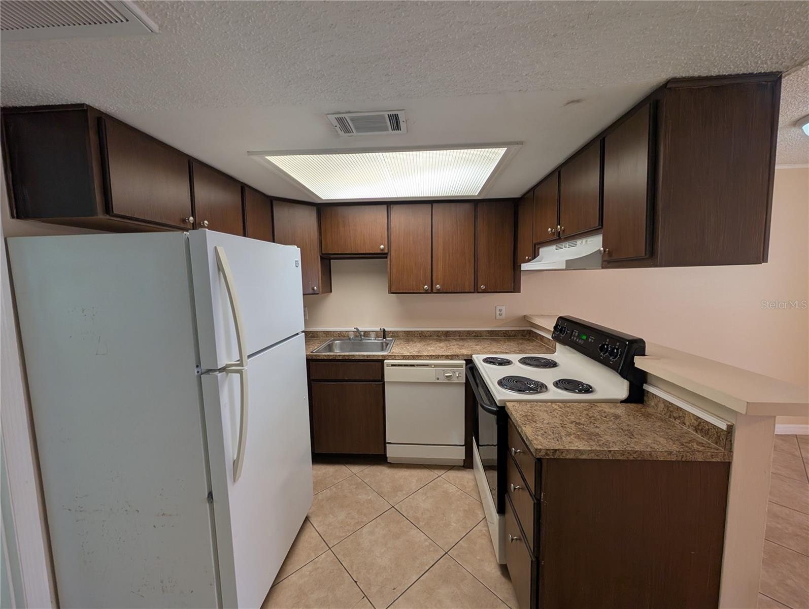 Listing photo id 3 for 6415 Roberts Avenue 201