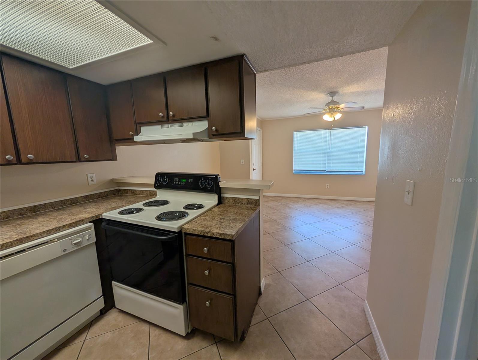 Listing photo id 4 for 6415 Roberts Avenue 201