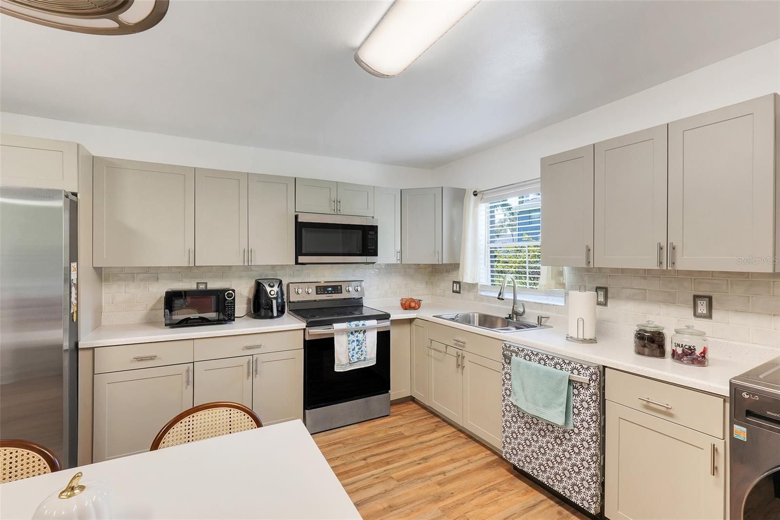 Image 11 of 34 For 4226 Pershing Pointe Place 5