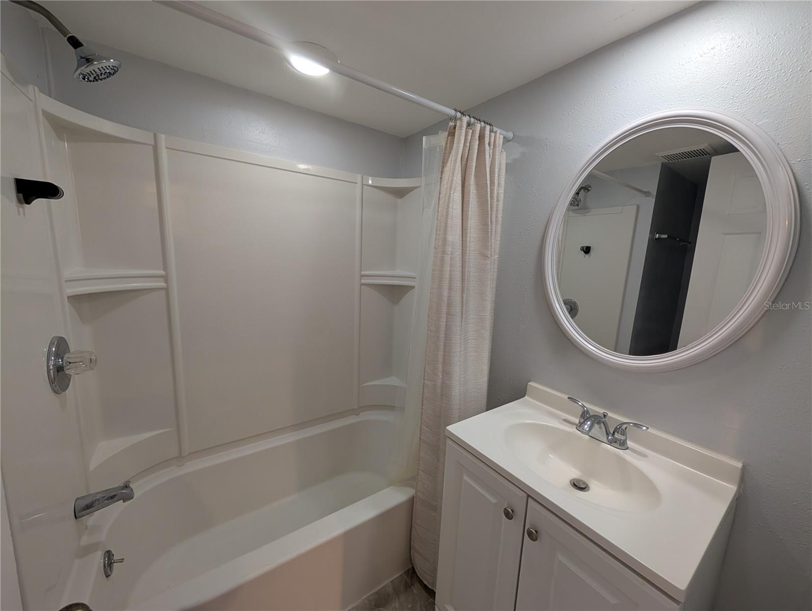 Listing photo id 8 for 6415 Roberts Avenue 204