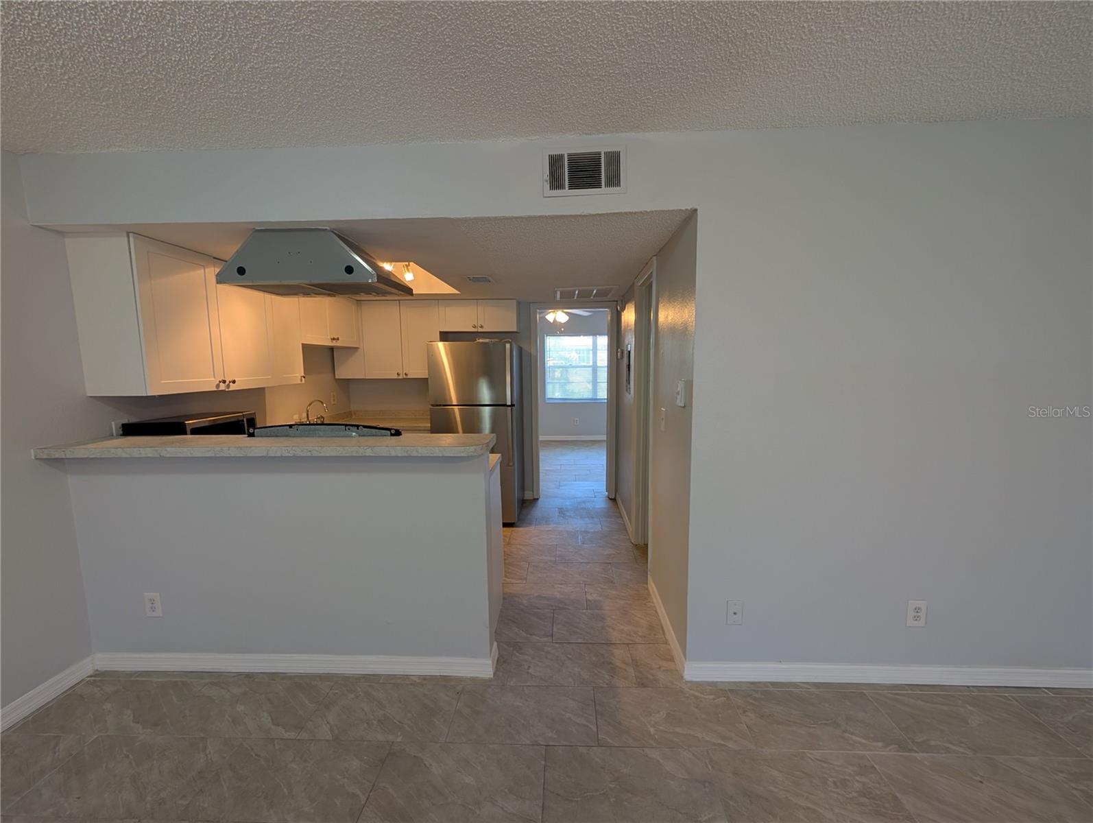 Listing photo id 3 for 6415 Roberts Avenue 204