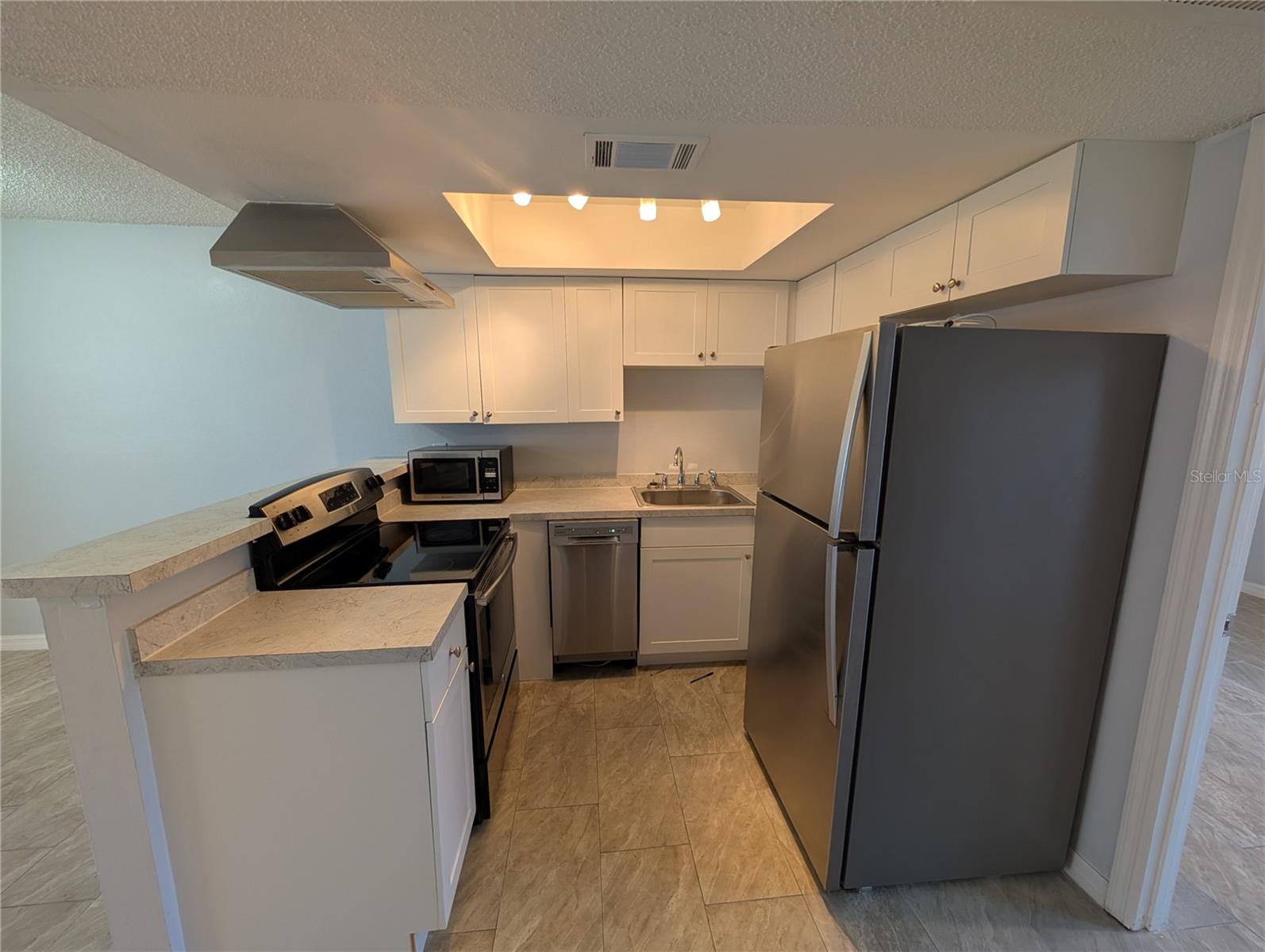 Listing photo id 4 for 6415 Roberts Avenue 204
