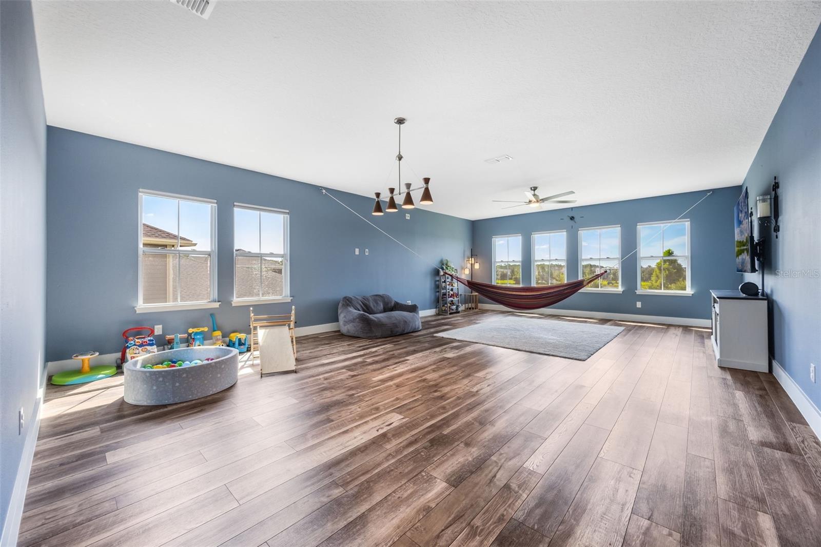Image 7 of 79 For 13035 Stoddart Avenue