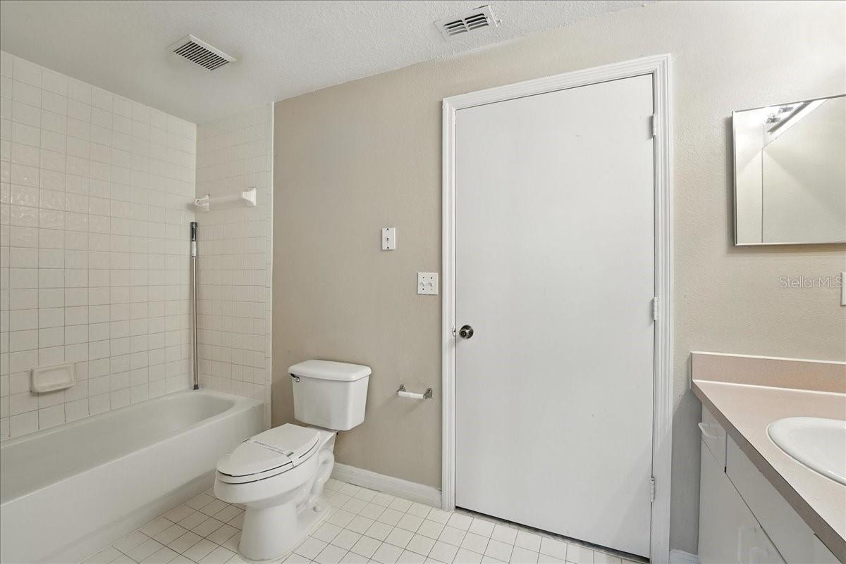Image 12 of 13 For 5572 Metrowest Boulevard 202