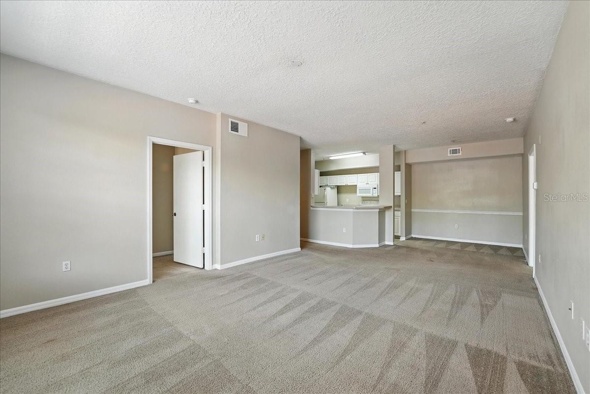 Image 4 of 13 For 5572 Metrowest Boulevard 202