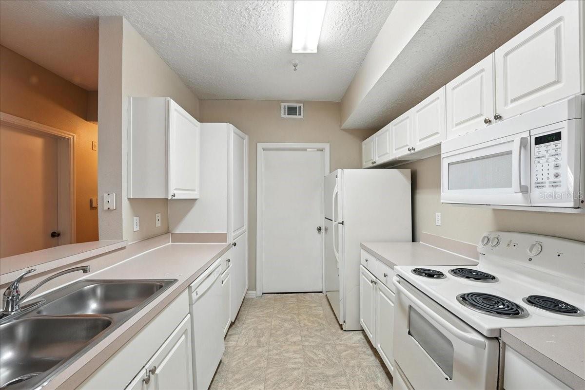 Image 6 of 13 For 5572 Metrowest Boulevard 202