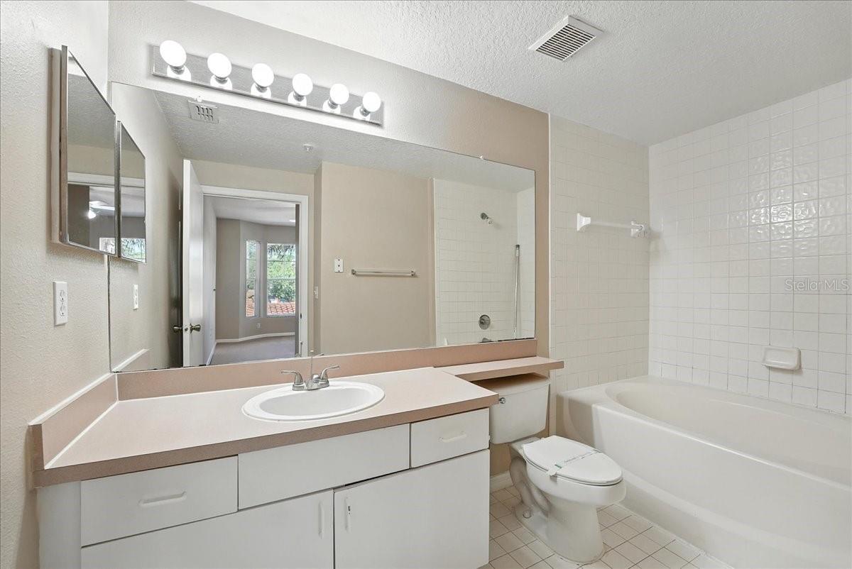 Image 9 of 13 For 5572 Metrowest Boulevard 202