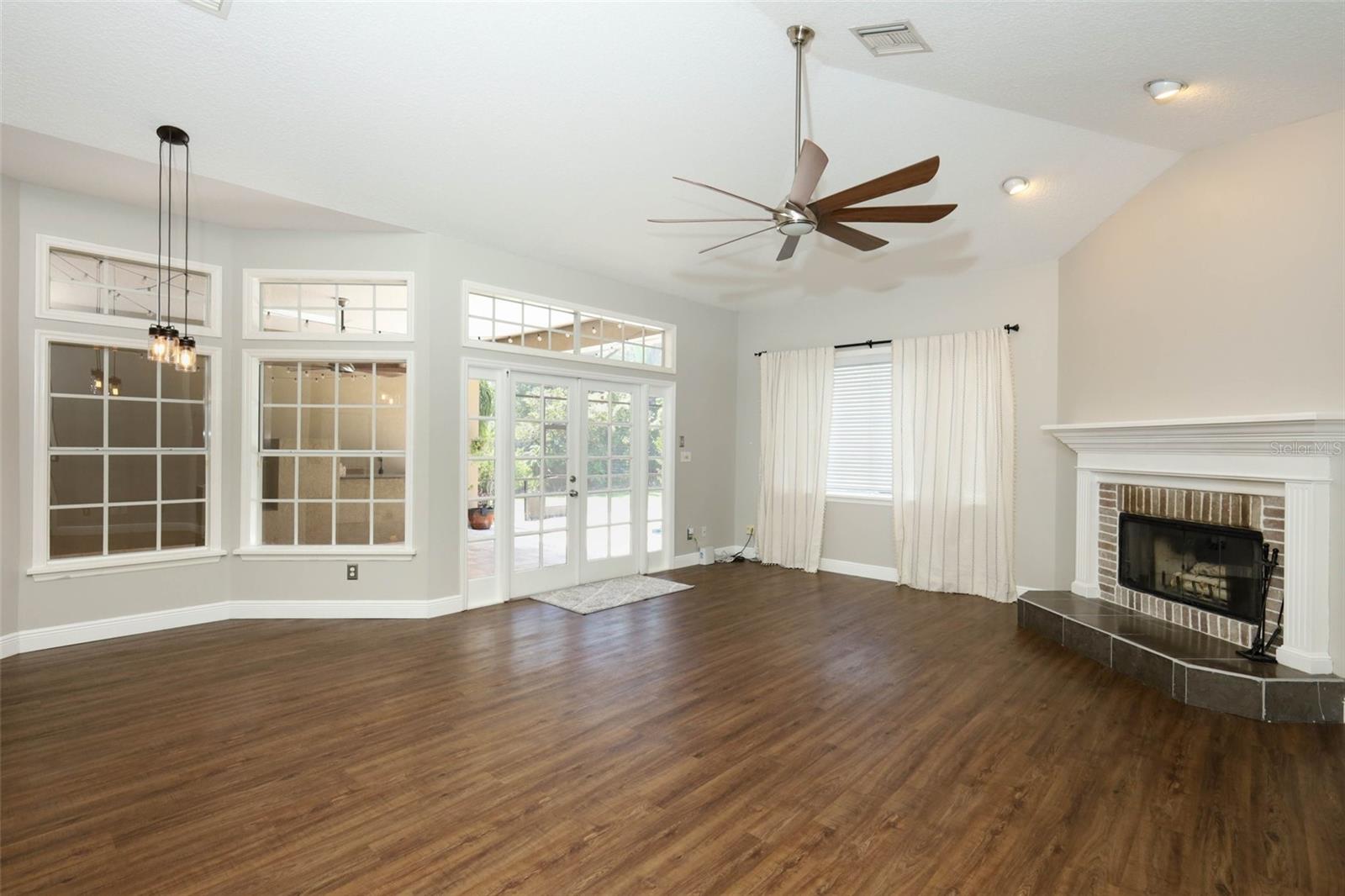 Image 7 of 49 For 861 Lullwater Drive