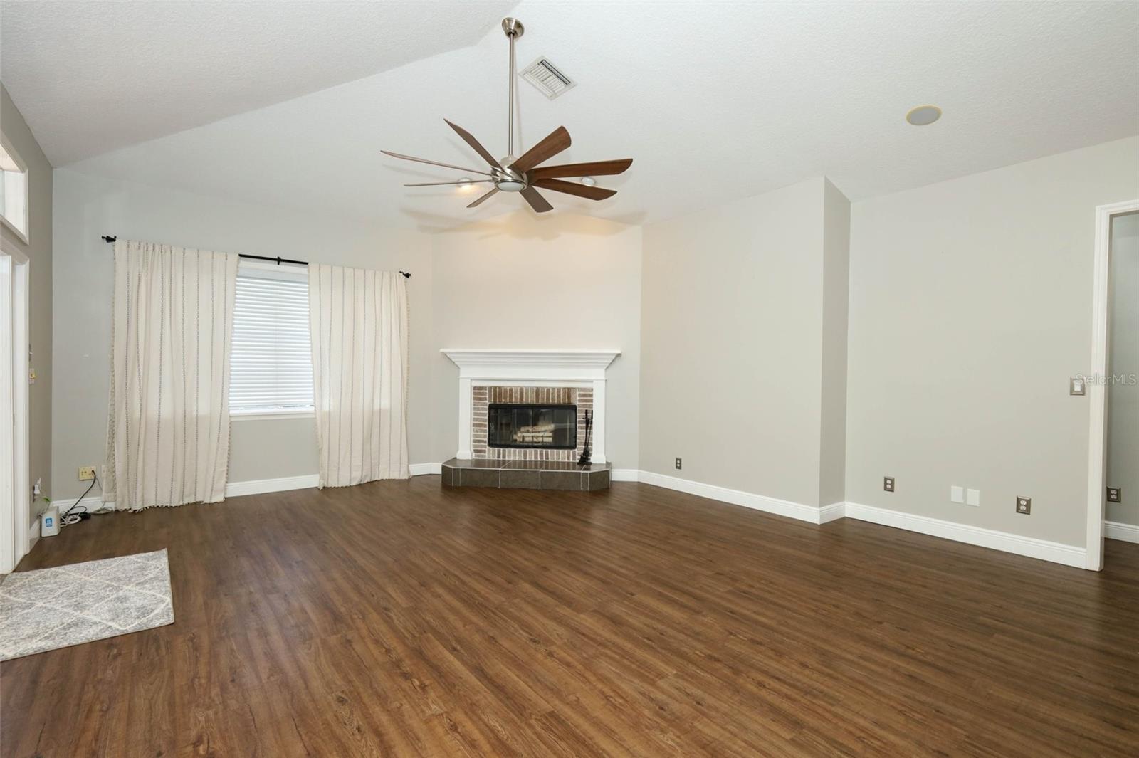 Image 8 of 49 For 861 Lullwater Drive