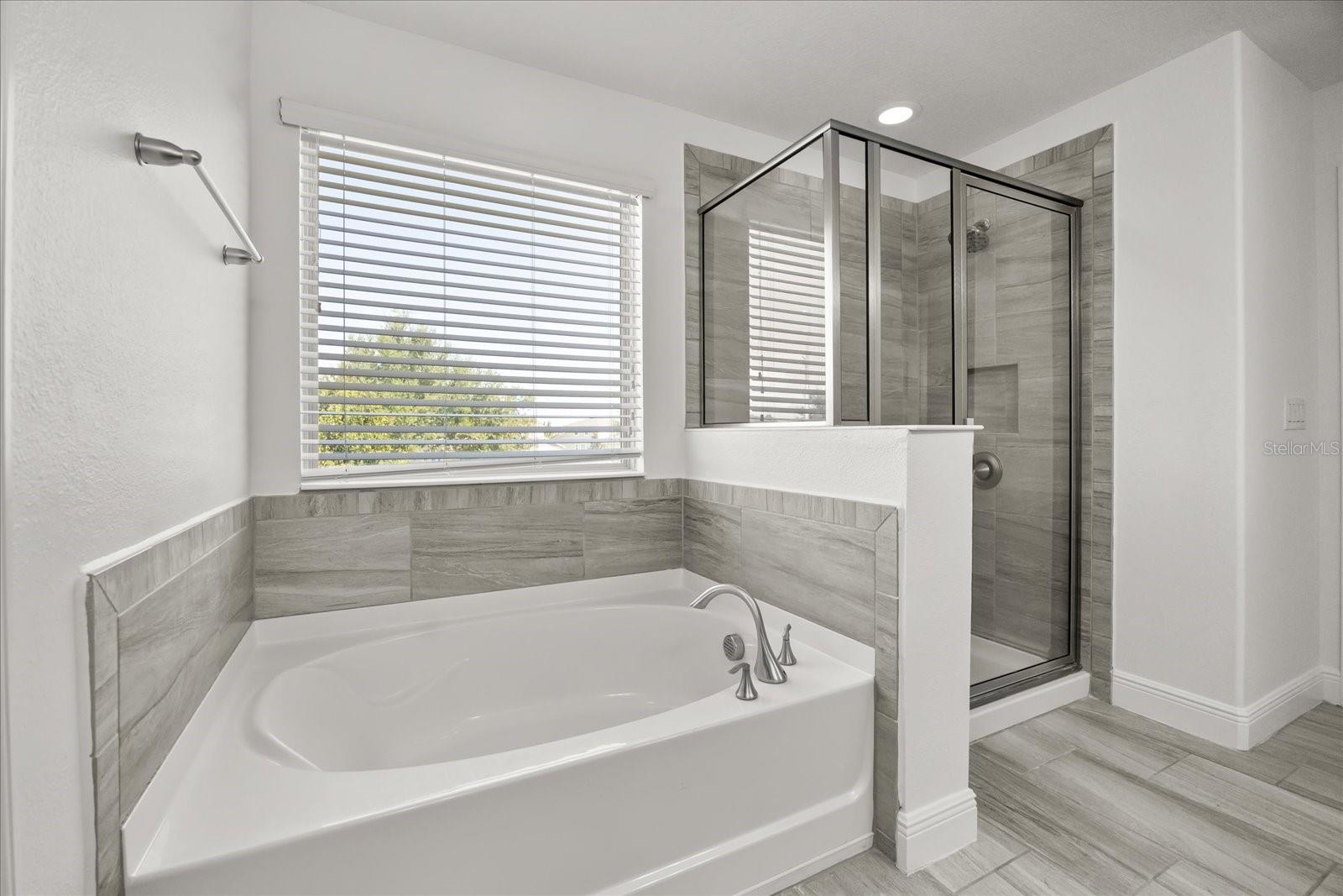 Image 17 of 59 For 16125 Hampton Crossing Drive