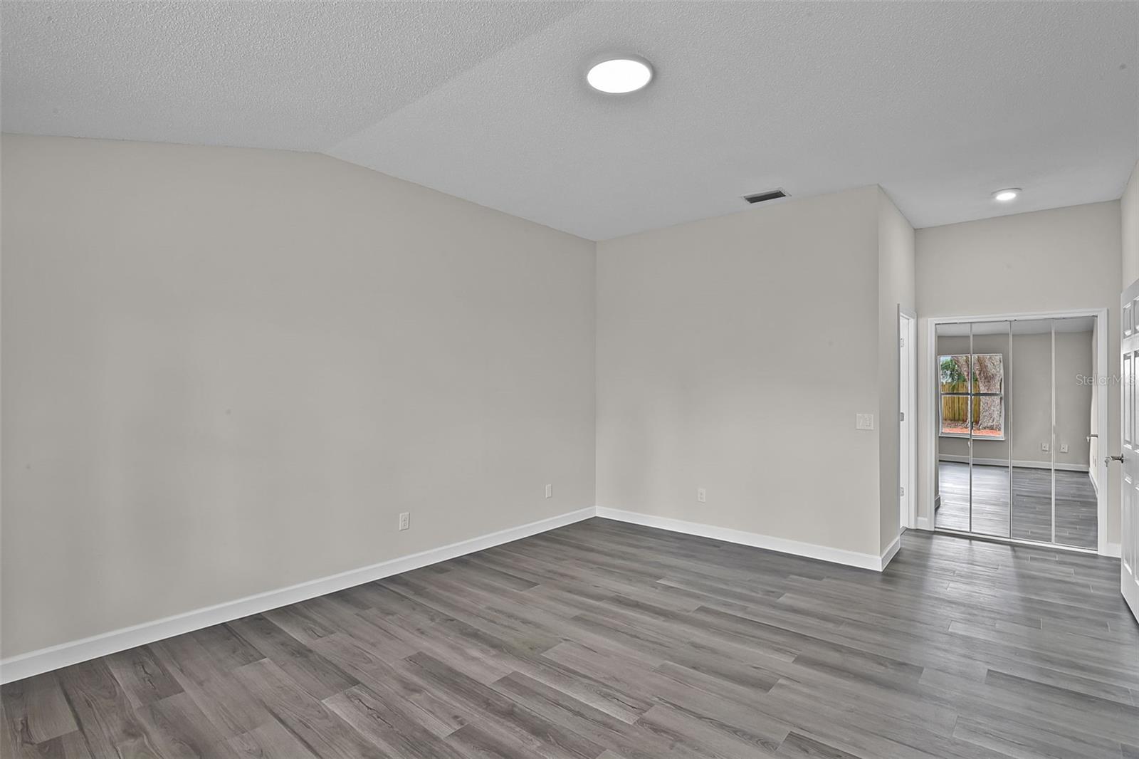 Image 27 of 45 For 8018 Lesia Circle