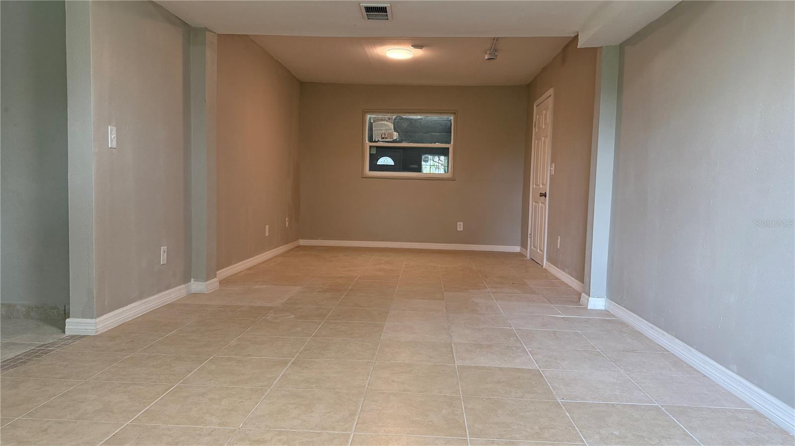 Image 2 of 12 For 1148 Lakeview Circle