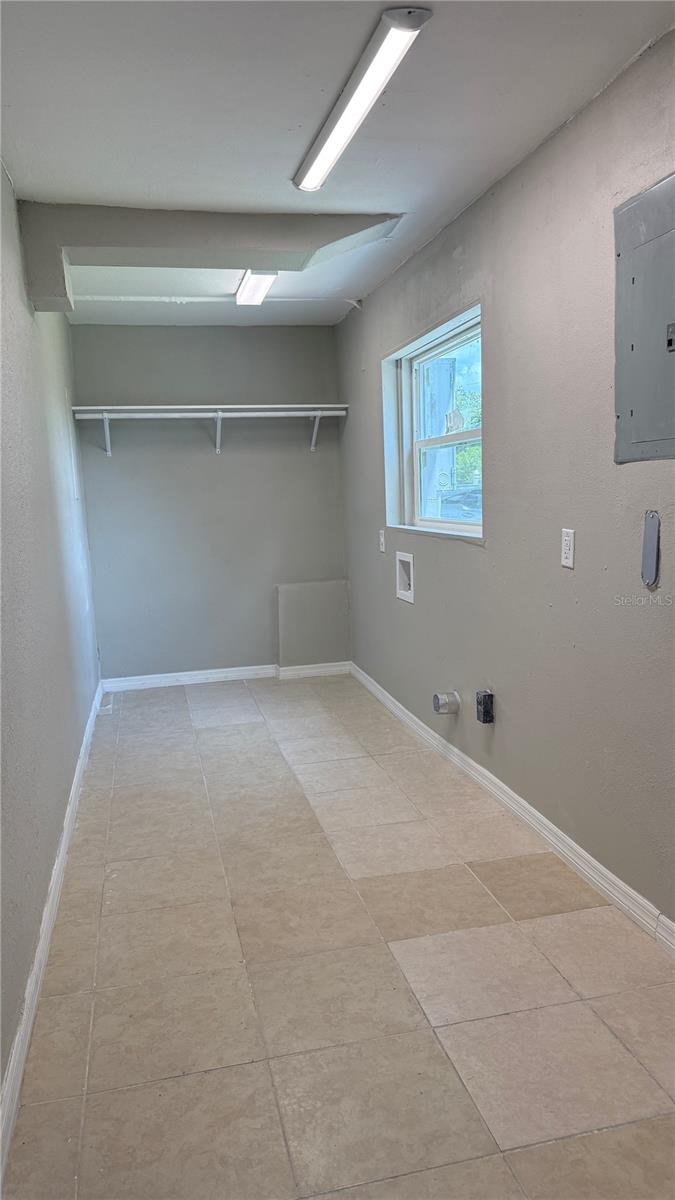 Image 3 of 12 For 1148 Lakeview Circle