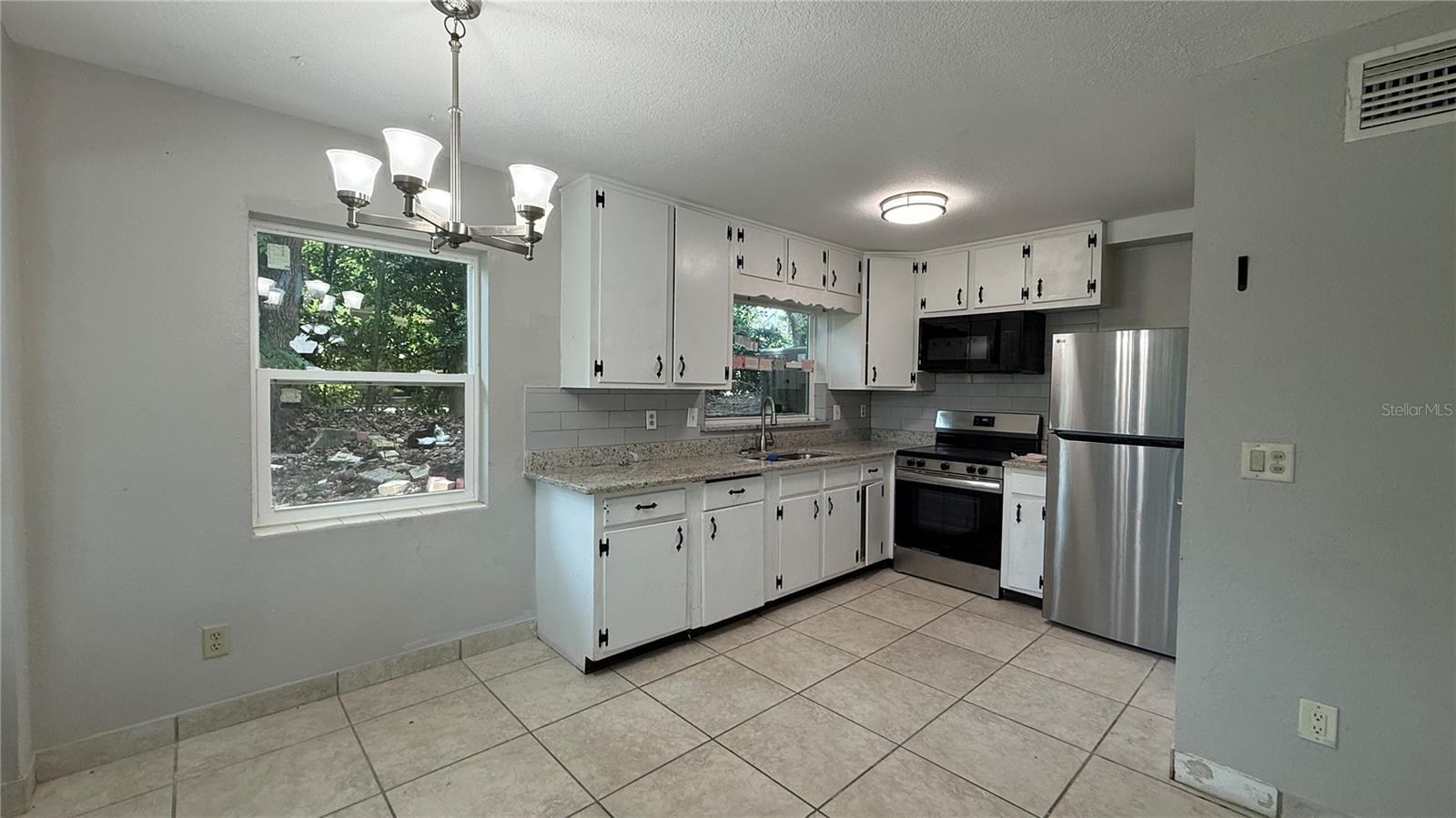 Image 5 of 12 For 1148 Lakeview Circle