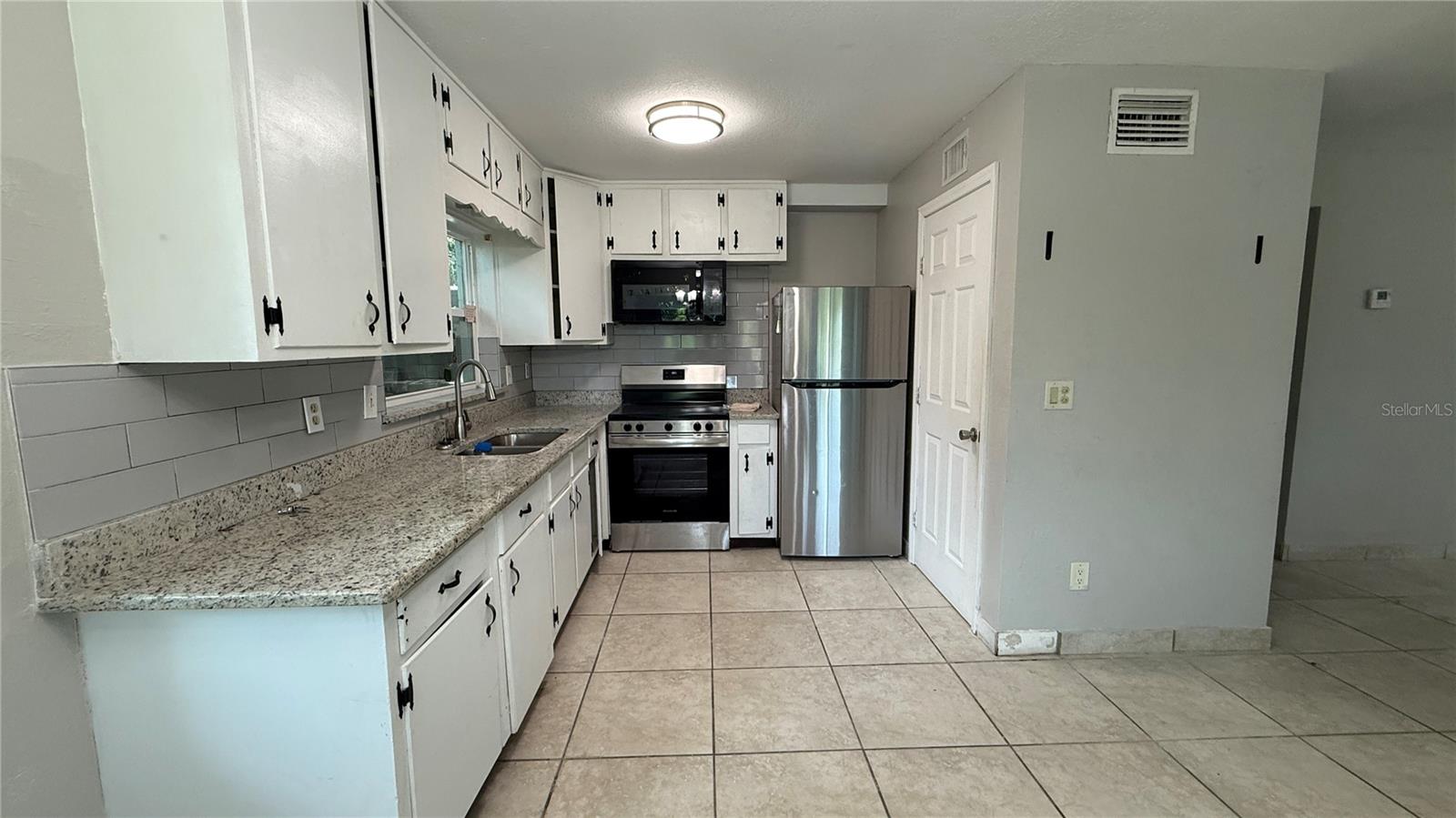 Image 6 of 12 For 1148 Lakeview Circle