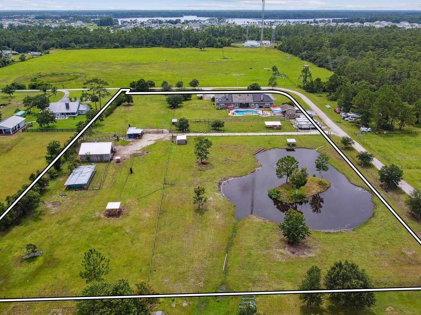 Image 4 of 90 For 19315 Lake Pickett Road